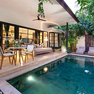 https://villa-lora.ubudhotelsnow.com